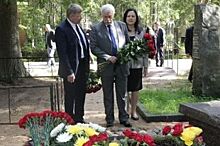 Георгий Полтавченко возложил цветы к могиле писателя Даниила Гранина