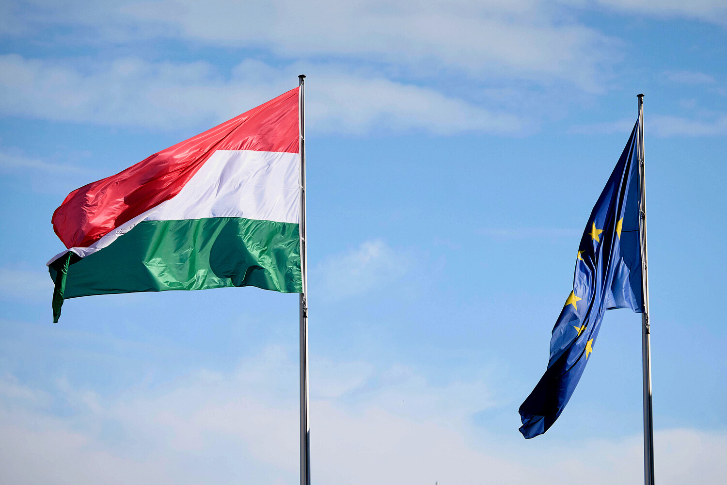 Politico: премьер Венгрии Орбан потребовал снять санкции с четырех россиян