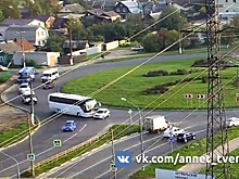 На видео попало, как не знающий ПДД водитель врезался в автобус на Южном кольце