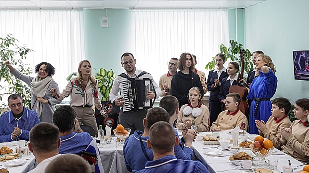 Худсовет Минобороны поздравил с Масленицей участников СВО в госпитале Бурденко