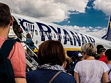 Выпивший пассажир самолета помотал бортпроводника за шею и подрался с полицией