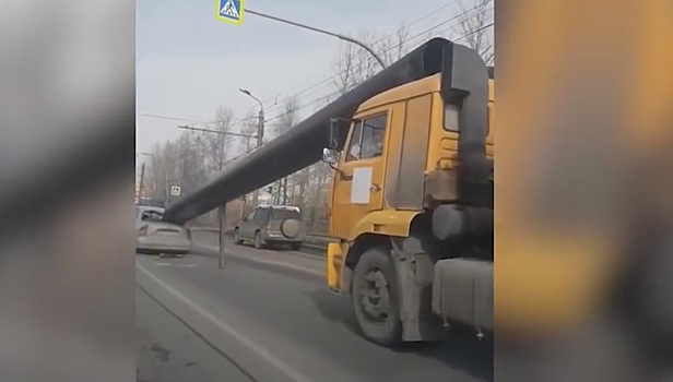 Незакрепленная труба упала с грузовика на легковое авто в Челябинске. Видео