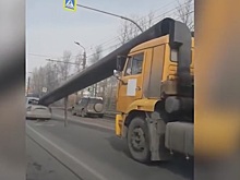 Незакрепленная труба упала с грузовика на легковое авто в Челябинске. Видео