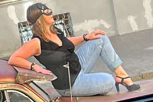 В Минске женщина для фото влезла на капот редкого ретрокара и смяла его