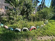 В Курске прокуратура потребовала убрать 156 автошин, уложенных на газонах у двух домов