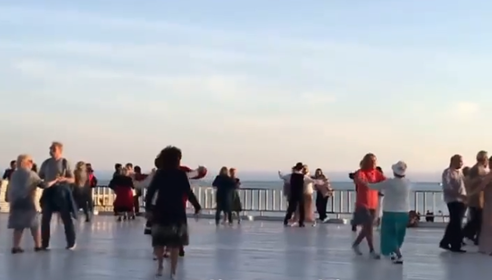 Традиционные танцы на набережной в самом разгаре.