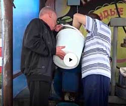 В Челябинске садоводы собрали соковыжималку из стиральной машины и поставили на улице для всеобщего пользования