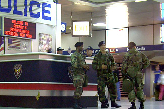 Над Трампом сгустились тучи из-за вооружения столичных полицейских