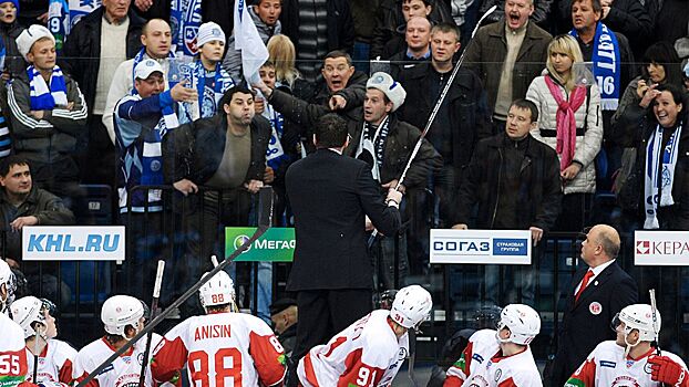 «Орали «Русские, домой!» и плевались в нас». Скандальная драка в КХЛ: тренер Назаров бился с болельщиками в Минске