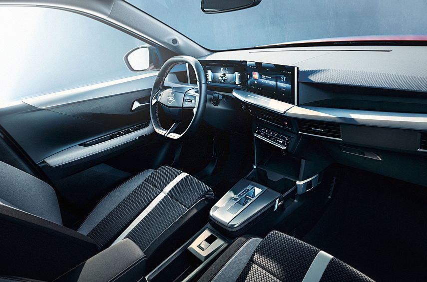 Топовое «батарейное» исполнение снабдили 156-сильным двигателем и тяговым аккумулятором ёмкостью 54 киловатт-часа. Привод — исключительно передний. В гамме бренда машина займёт положение между Mokka и Grandland.