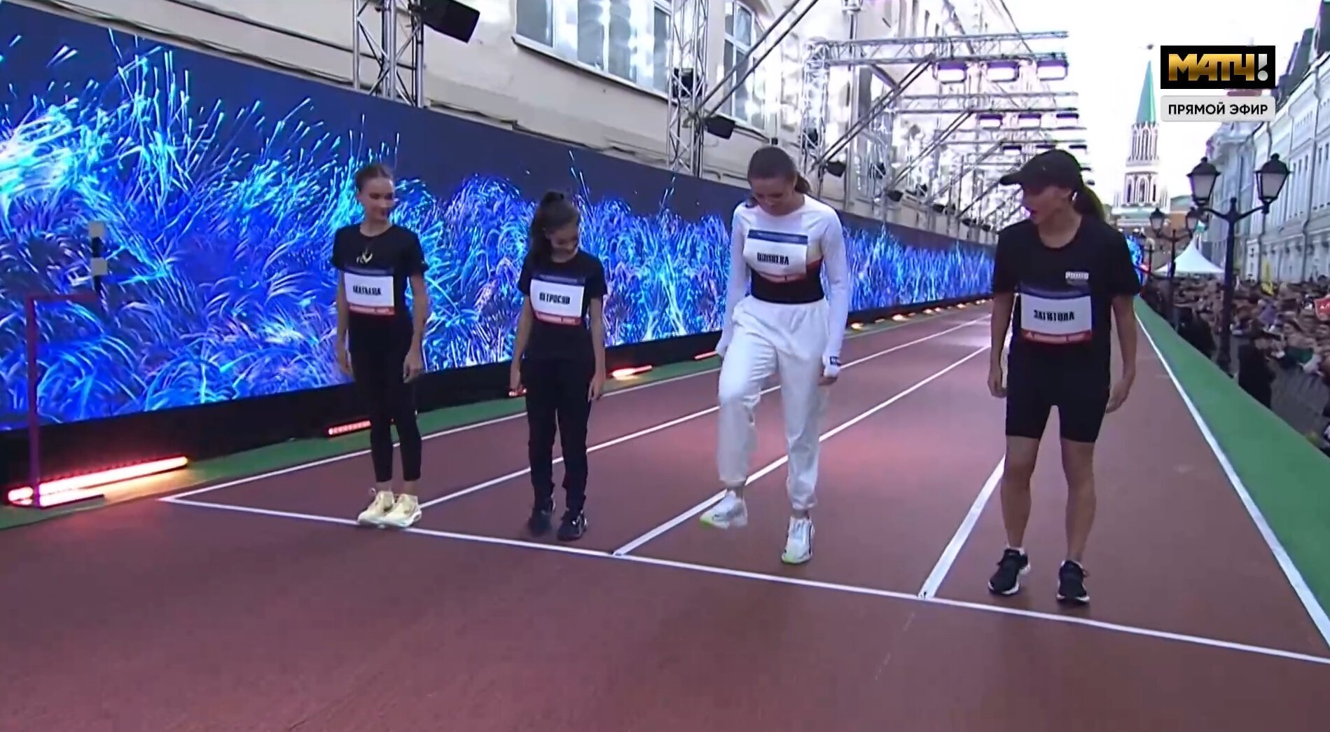 Акатьева, Валиева, Загитова и Петросян пробежали трусцой «Забег на Никольской» и остановились перед финишем, победу отдали Софье