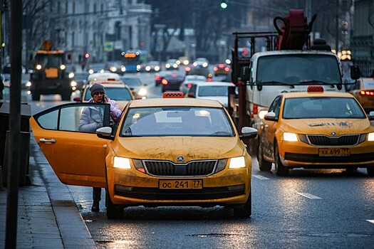 Российские сервисы такси начали дезинфицировать машины