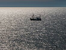 В Якутии эвакуировали экипажи вмерзших в лед судов