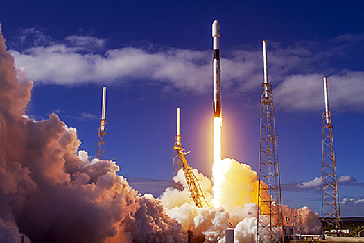 Илон Маск объявил о запуске Starlink. Зачем миллиардеру проект спутникового интернета и как он изменит мир?