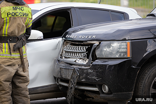 В Тюмени ограничили движение из-за столкновения четырех машин