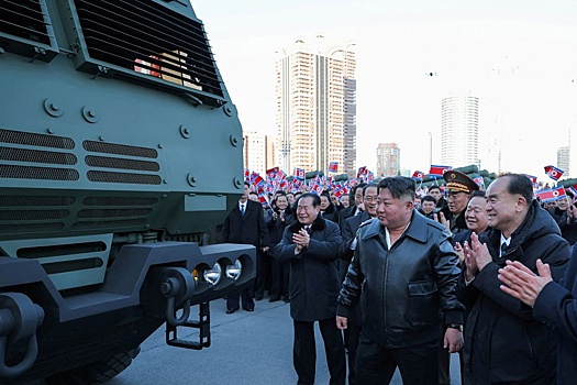 Ким Чен Ын прокатился за рулем новой крупнокалиберной РСЗО