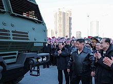 Ким Чен Ын прокатился за рулем новой крупнокалиберной РСЗО