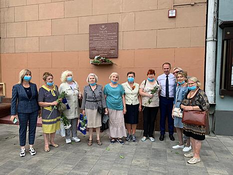 Ветераны САО возложили цветы к памятному знаку у гостиницы «Советская»