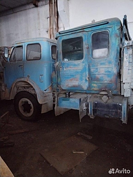Посмотрите на МАЗ-5335 с кабиной от советского бульдозера