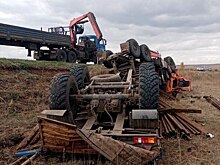В Переволоцком районе грузовик с трубами съехал в кювет, пострадал пассажир