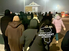 Толпа людей собралась на остановке в Кемерове из-за отсутствия автобуса