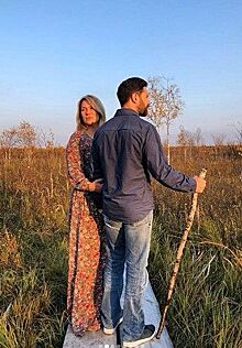 Актер Антон Макарский с женой проверили глубину сусанинского болота