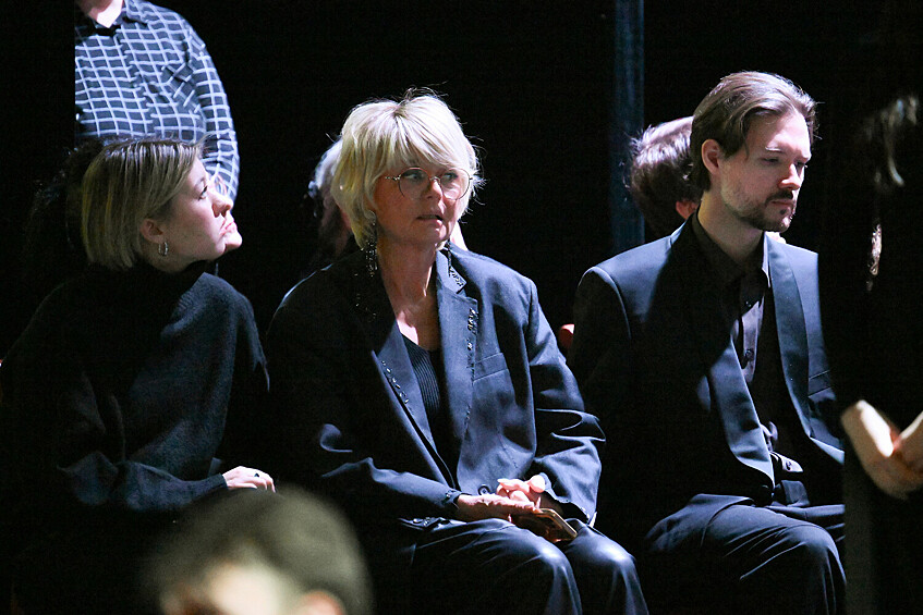 Дочь народной артистки РФ Веры Алентовой, журналист, телеведущая Юлия Меньшова (в центре) и ее дети Таисия и Андрей Гордины на церемонии прощания в Московском драматическом театре имени А.С. Пушкина, 29 декабря 2025 года