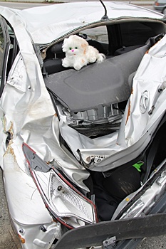 Водителей решили напугать выставкой разбитых машин на Тюменской трассе