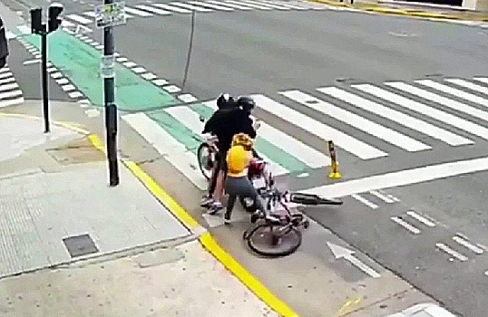 Туристка из России в Буэнос-Айресе задержала грабителя, отнявшего у нее телефон