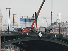 Стоящим в пробках водителям рассказали о прогрессе в ремонте Биржевого моста. Стоять придется до мая 2023 года