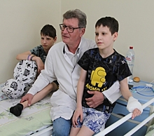 Врачи ЧОДКБ спасли руку мальчику из ДНР, засунувшего саморезы в розетку, а заодно его брату с патологией ногу