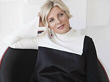 57-летняя Эмма Малинина поддержала тренд на джинсовые мини-шорты