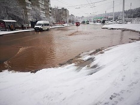 В Уфе из-за прорыва трубы ограничили движение транспорта