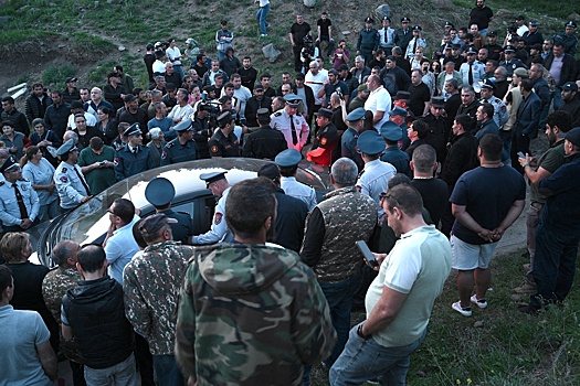Военные присоединились к перекрывшим трассу протестующим в Aрмении