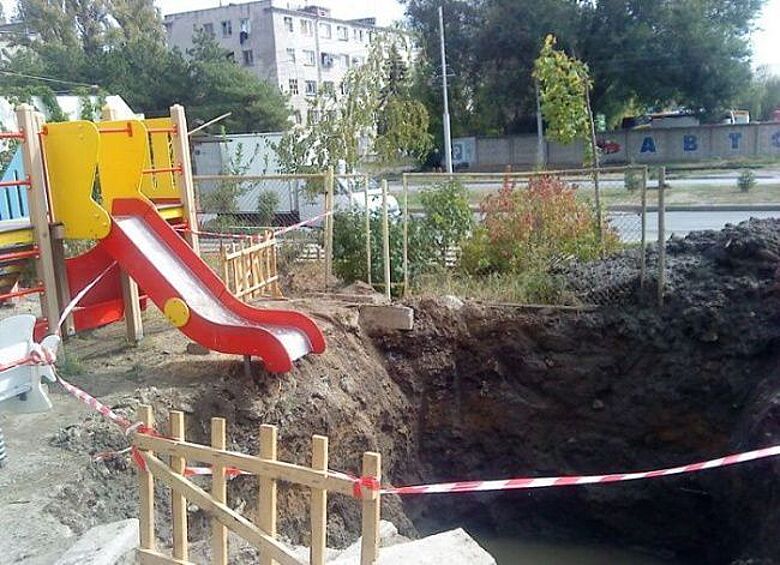В этот бассейн забыли налить воду.