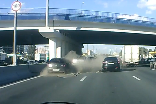 Водитель-торопыга «собрал» четыре авто на МКАД