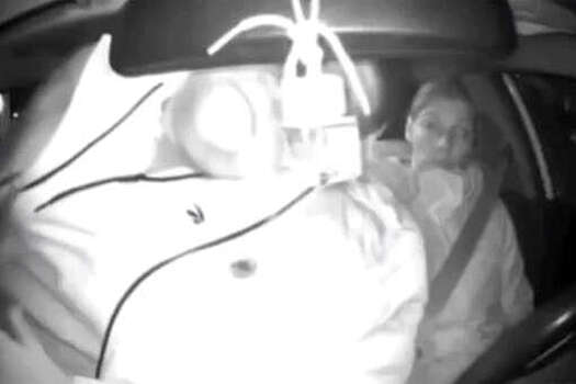 Москвич с трудом поместился в салон такси и попал на видео