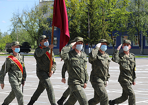 Участники парада Победы в Воронеже в ходе репетиции провели конкурс военной строевой песни