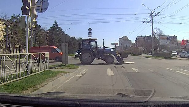 Вас тут не лежало: тракторист-виртуоз ковшом подобрал "сбежавший" матрас