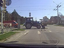 Вас тут не лежало: тракторист-виртуоз ковшом подобрал "сбежавший" матрас