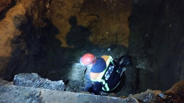 Энгельсский мотоциклист заехал в трехметровую яму. Его выручали спасатели