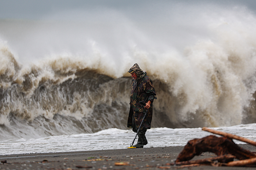 Шторм на Черном море на пляже Ривьера, октябрь 2025 года