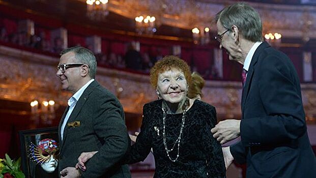 Нина Ургант получит почетный знак "Александринская роза"