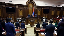 Депутатов заставили сдать телефоны перед выступлением министра обороны Армении