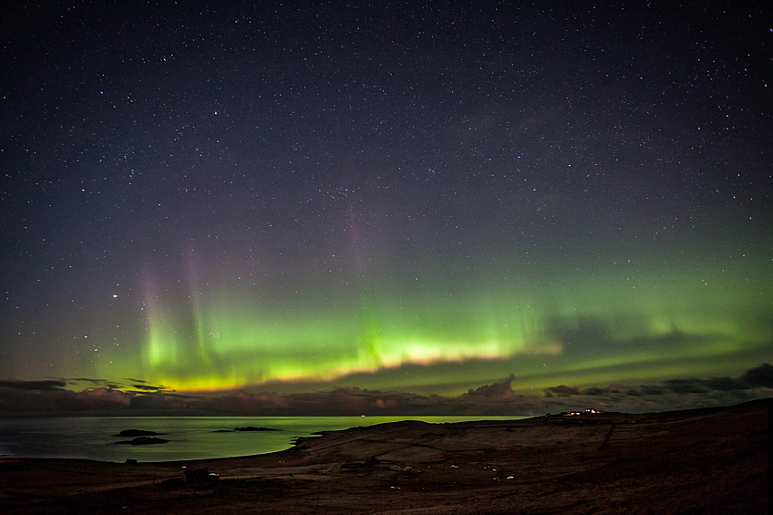 Шотландия. Северная Шотландия на самом деле находится на той же широте, что и Ставангер в Норвегии и остров Нунивак на Аляске, поэтому, если вам удастся найти ясную ночь, вы сможете насладиться довольно захватывающими видами.