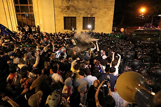 Спецназ применил водомет для разгона акции в Тбилиси у парламента