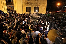 Спецназ применил водомет для разгона акции в Тбилиси у парламента