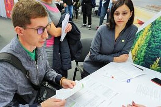 На ярмарке вакансий к Лесосибирскому ЛДК-1 обратились более сотни человек
