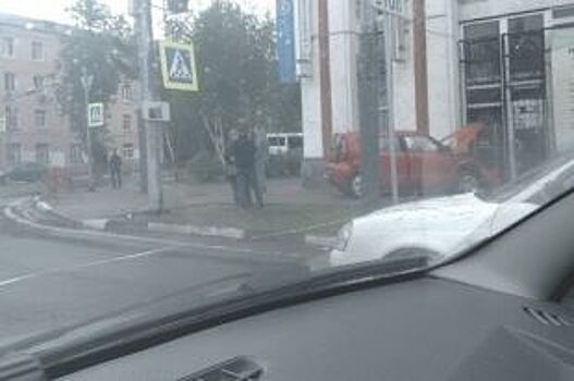 В центре Ярославля иномарка влетела в здание торгового центра