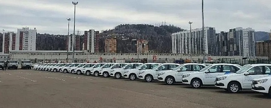 Глава Красноярского края Александр Усс передал 56 медицинских автомашин больницам региона